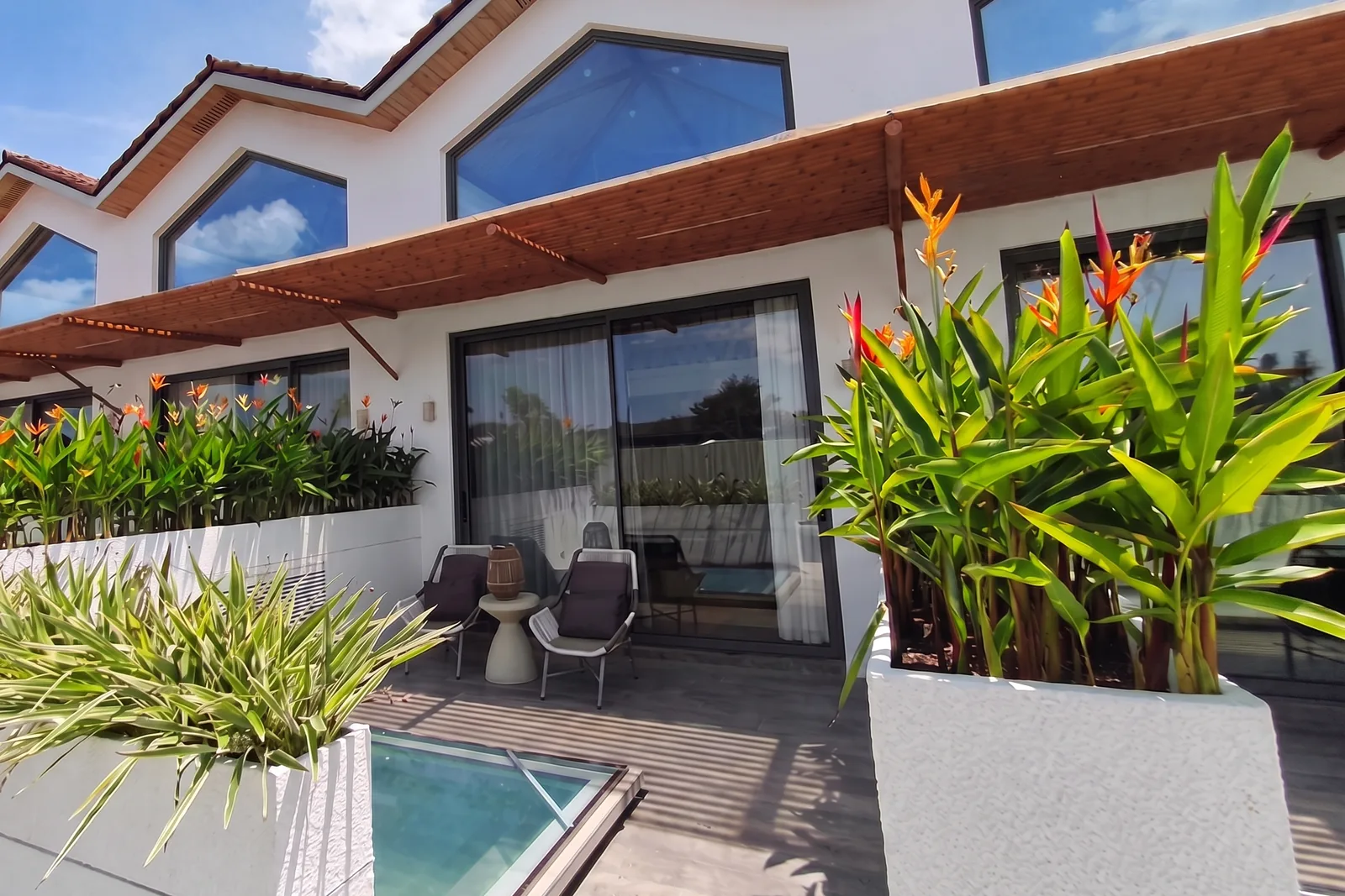 Terraza con piscina privada de una Villa Premium de San Fernando, con sillones de teca