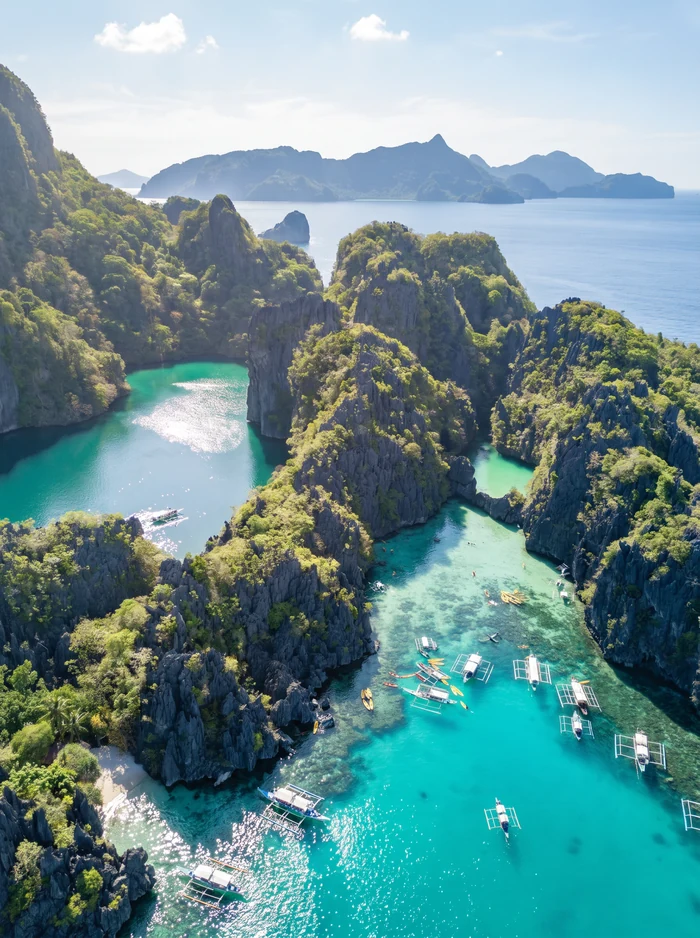 Vista aérea de la Big Lagoon de El Nido, con las lagunas turquesa entre acantilados de caliza y las barcas tradicionales