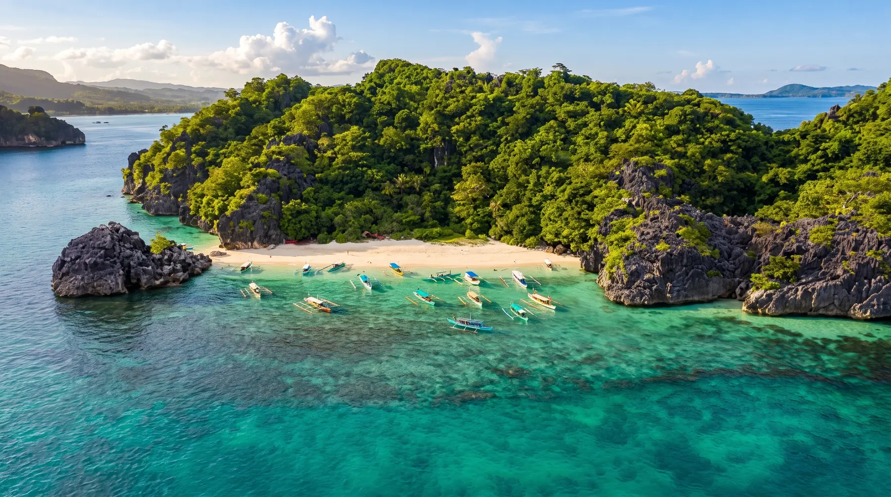 Playa de las islas Caramoan con barcas tradicionales sobre agua turquesa, en Camarines Sur