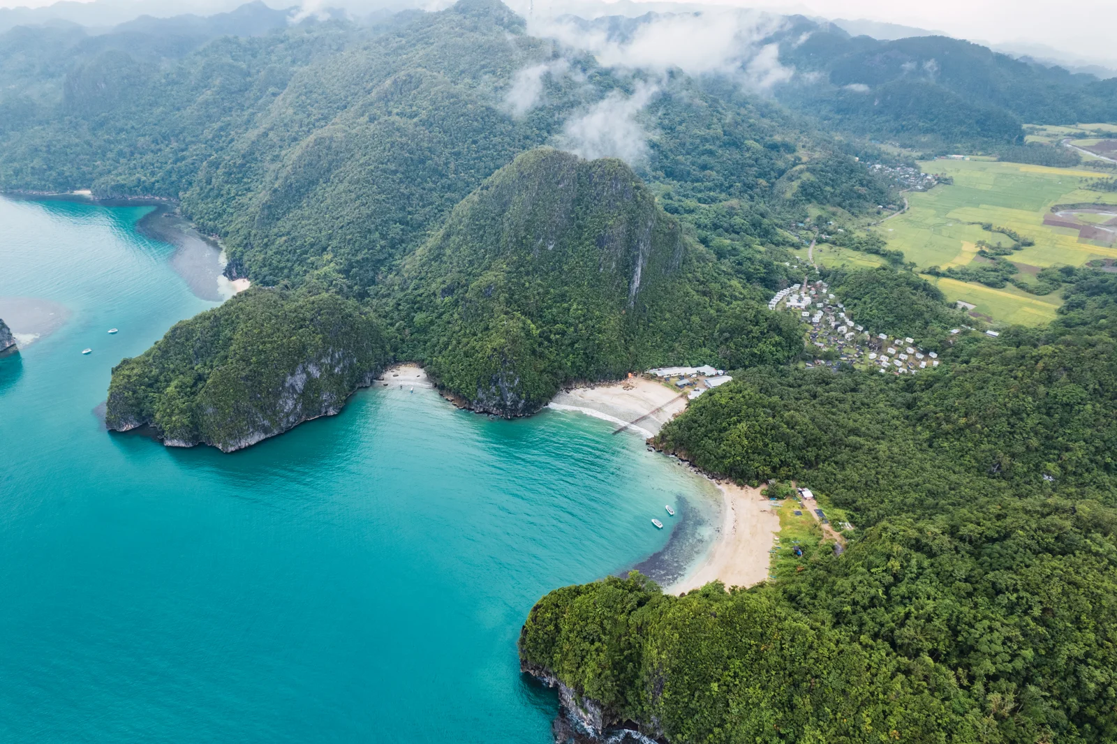 Bahía de costa verde filipina a vista de dron