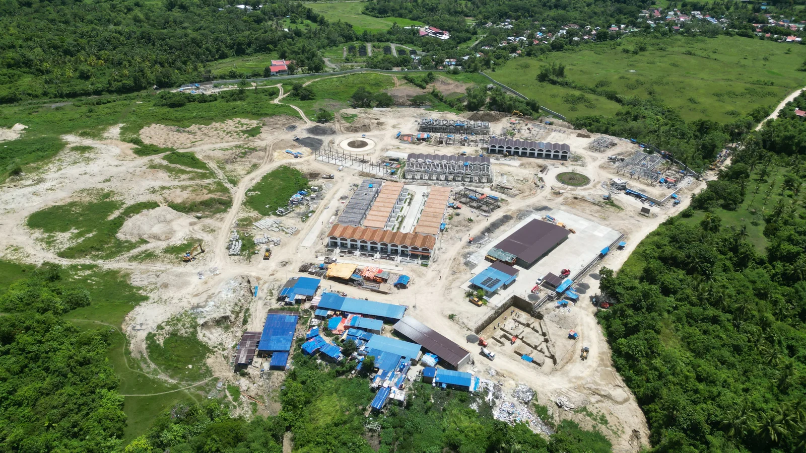 El complejo desde el aire rodeado de vegetación filipina
