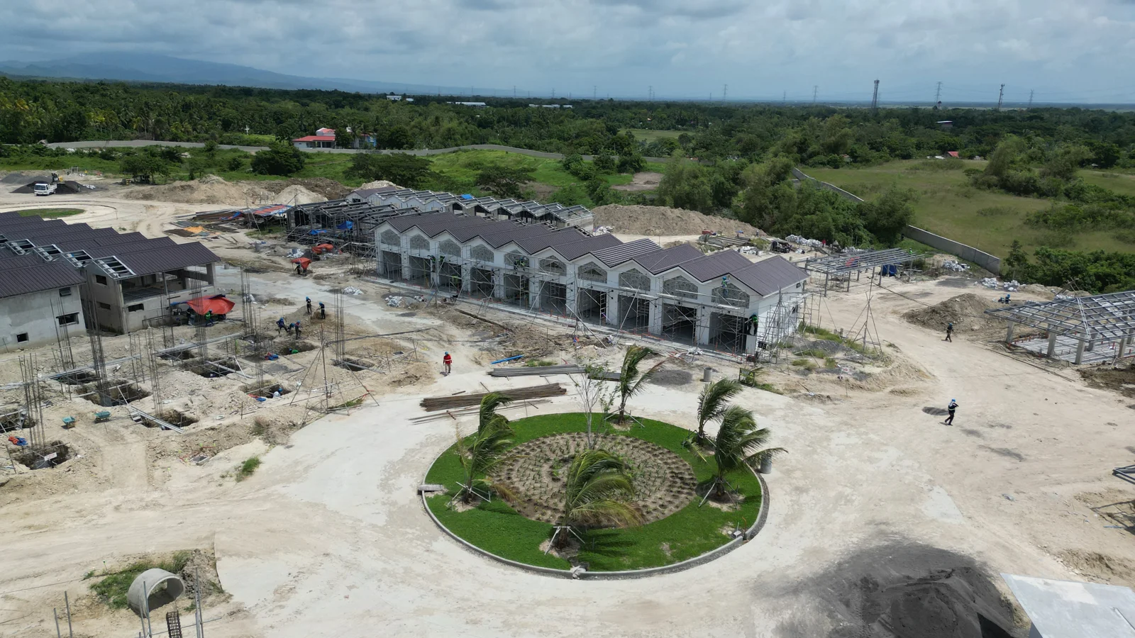 Vista aérea de la obra con la rotonda ajardinada del complejo