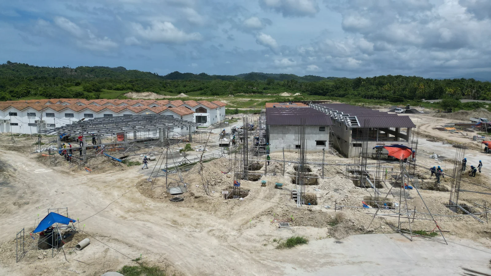Estructuras de nuevas villas avanzando en el terreno