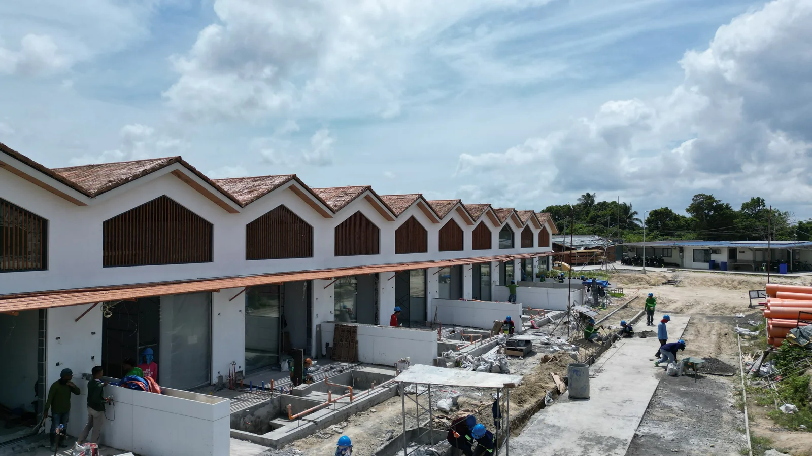 Fachadas de villas en obra con el equipo trabajando, San Fernando