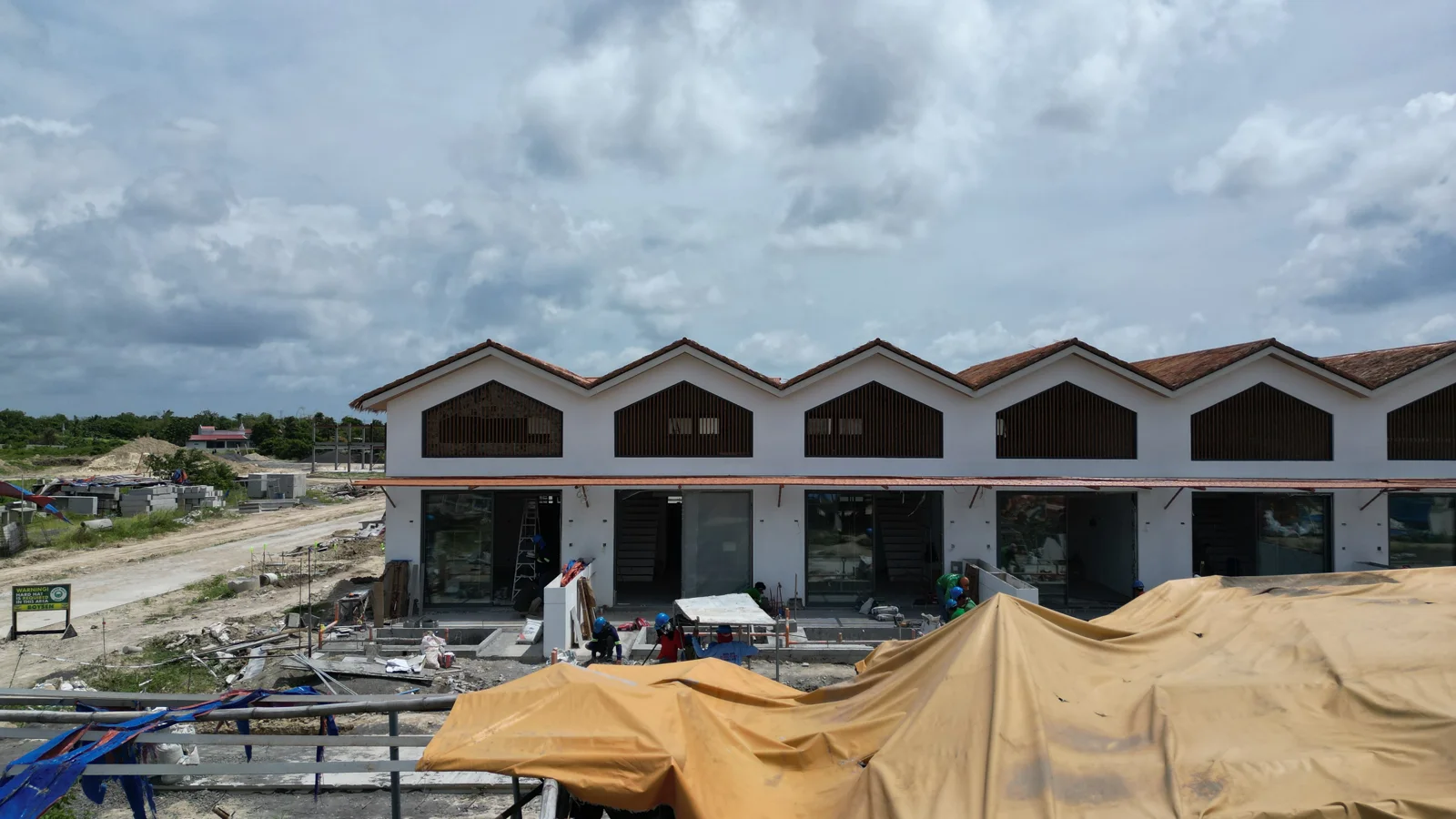 Hilera de villas en avance de obra en San Fernando