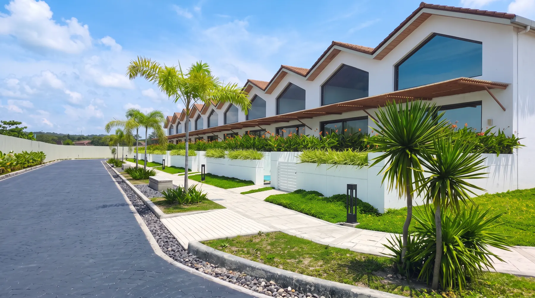 Eco villas terminadas de San Fernando vistas desde la calle del complejo