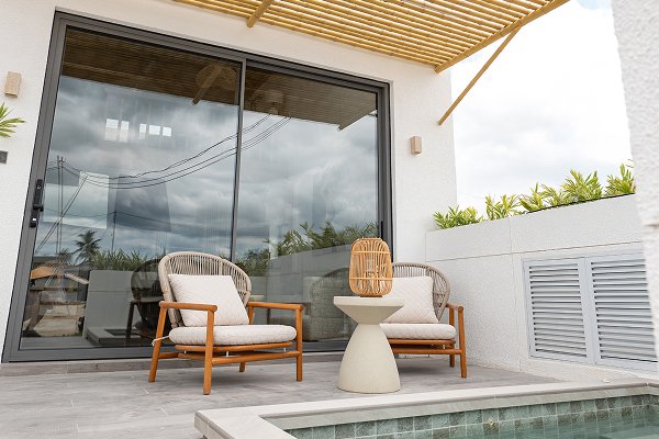 Vista panorámica de una ciudad costera con montaña y mar, ideal para ilustrar análisis de destino e inversión internacional.