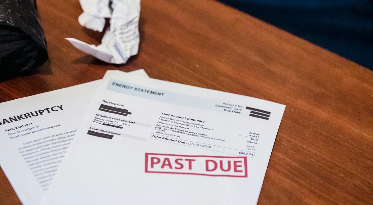 Escritorio con documentos legales, contrato inmobiliario y lupa sobre un mapa del sudeste asiático