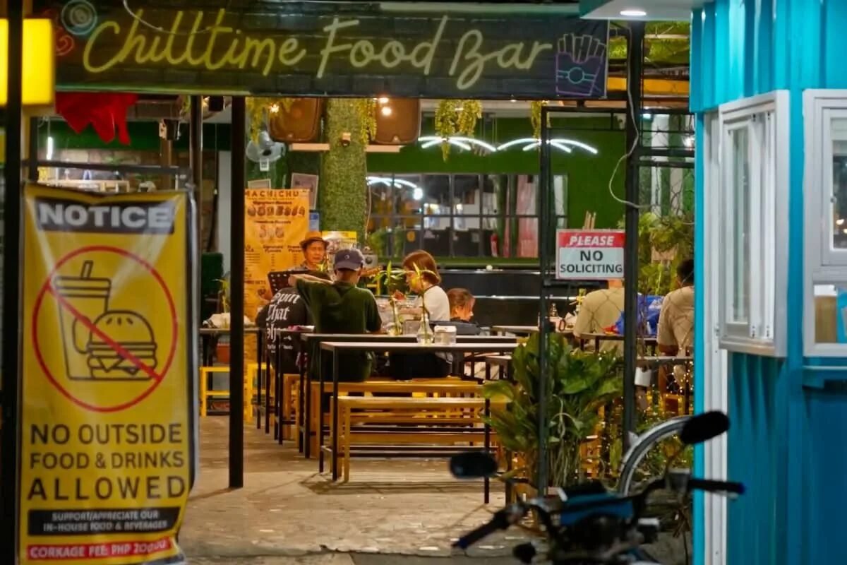 Escena cotidiana de la vida en Filipinas: entorno tropical costero con un ritmo local relajado.