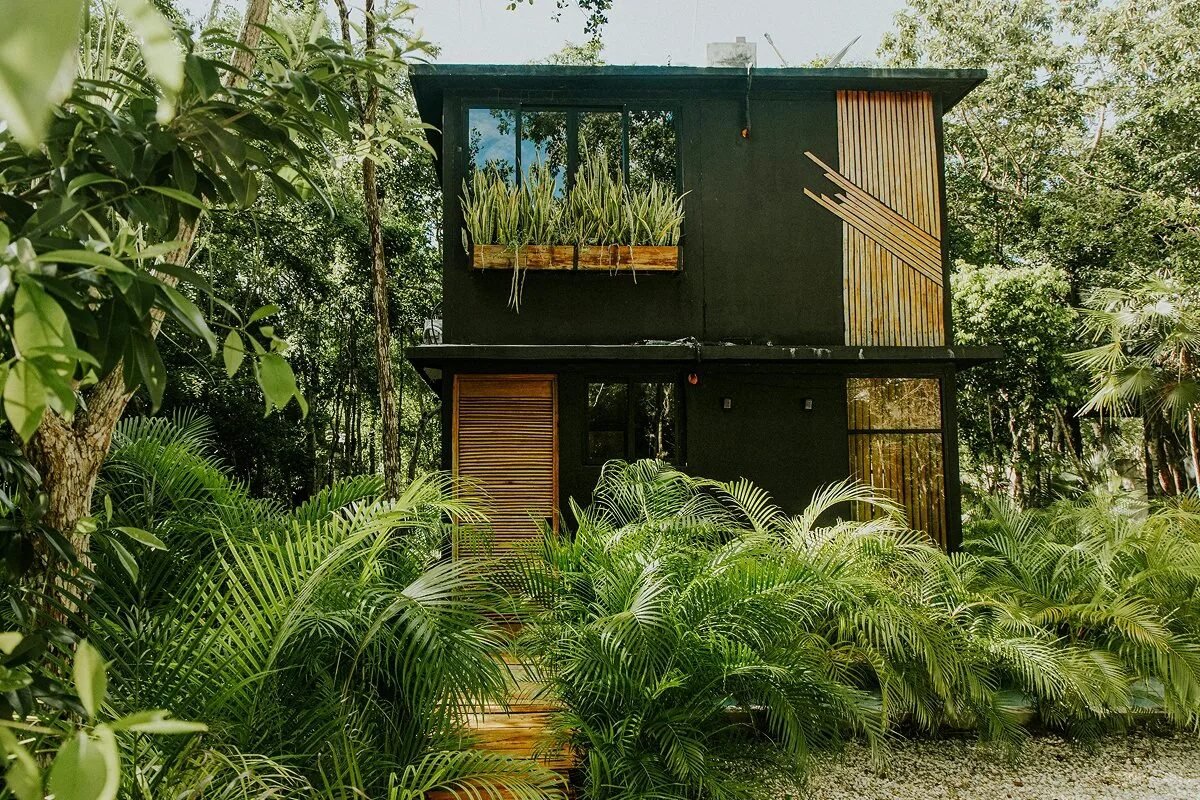 Segunda residencia internacional: vivienda luminosa integrada en un entorno tropical para estancias largas.