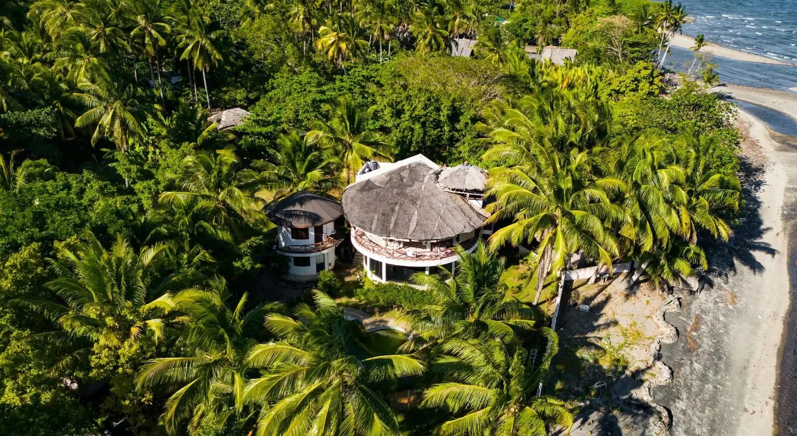 Eco-villa sostenible de Land of Nomads en Filipinas, ejemplo de desarrollo sostenible en 2026