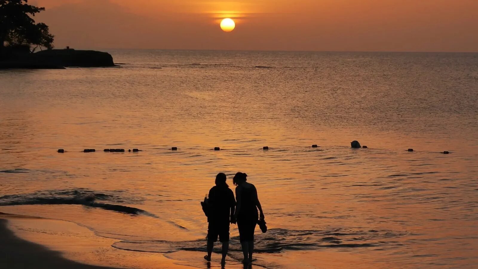 San Valentín en Filipinas: atardecer frente al mar cerca de una eco-villa de Land of Nomads