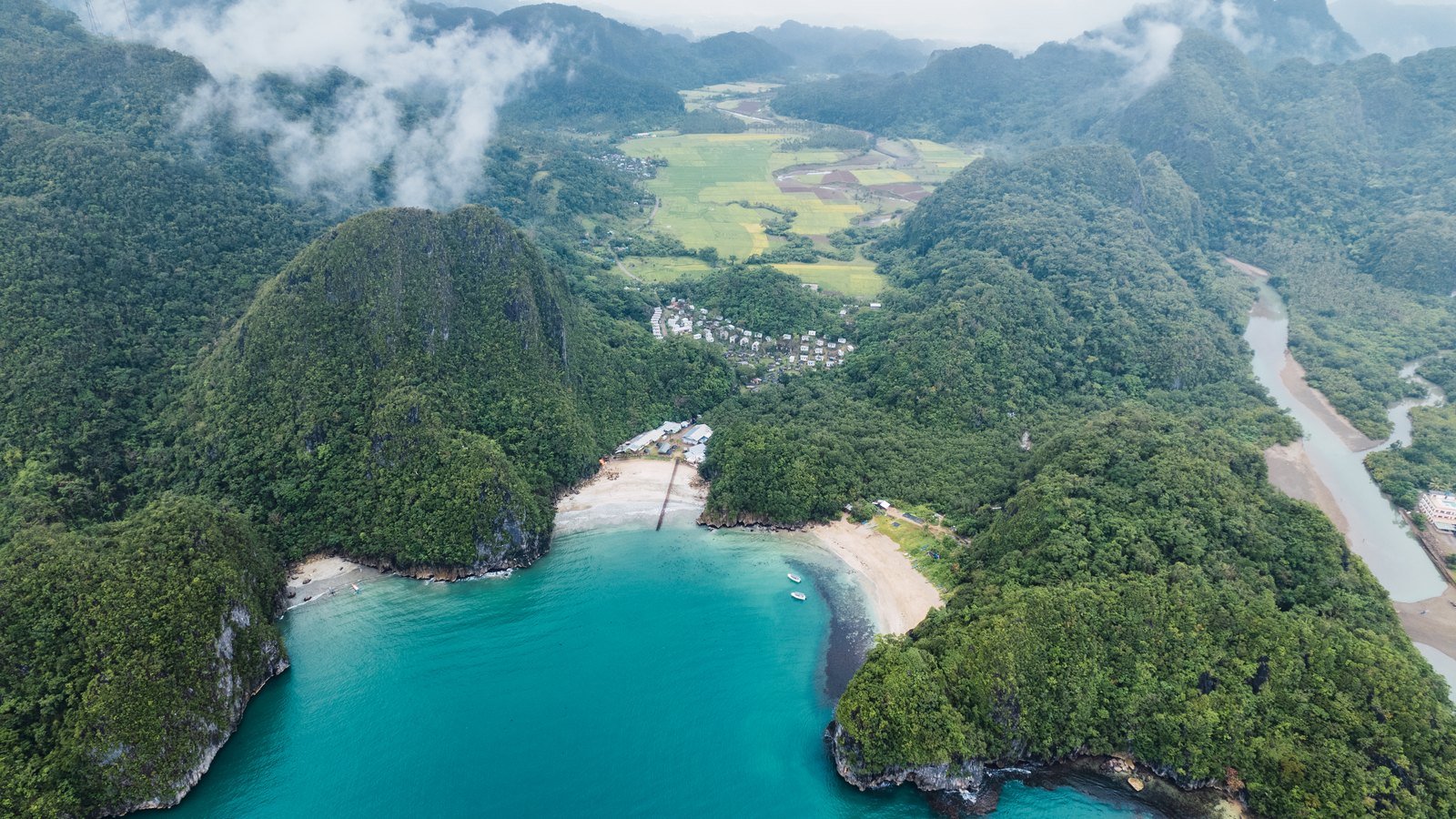 Vista aérea de la costa de Camarines Sur con el valle y los campos al fondo