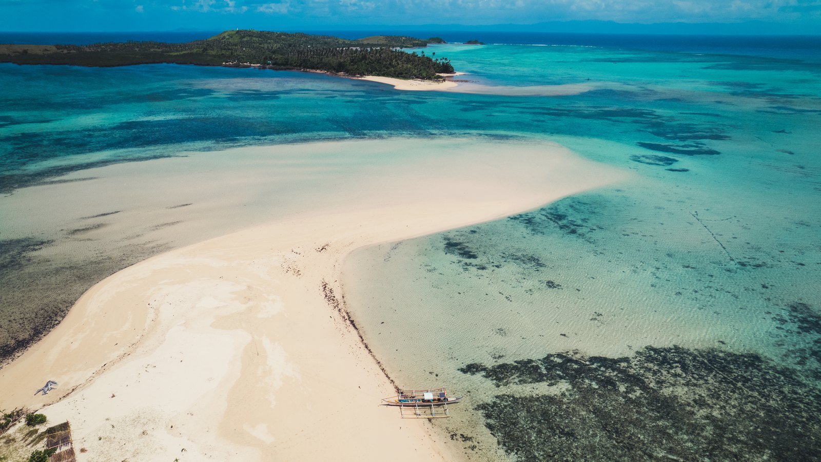 Banco de arena y aguas turquesas en la costa de Filipinas